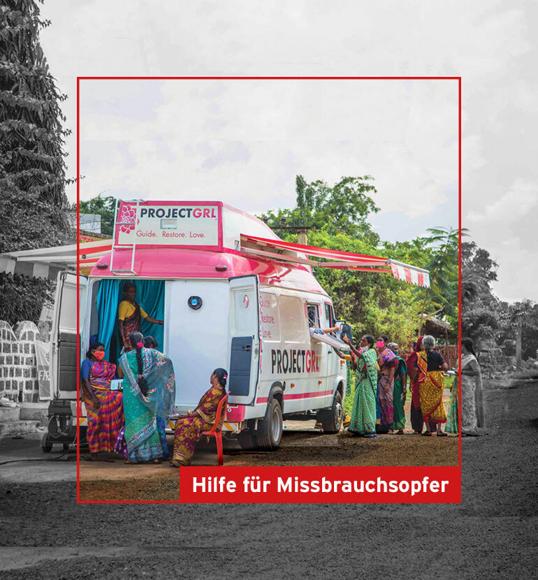 Frauen vor Bus von Project GRL von Hand of Hoppe